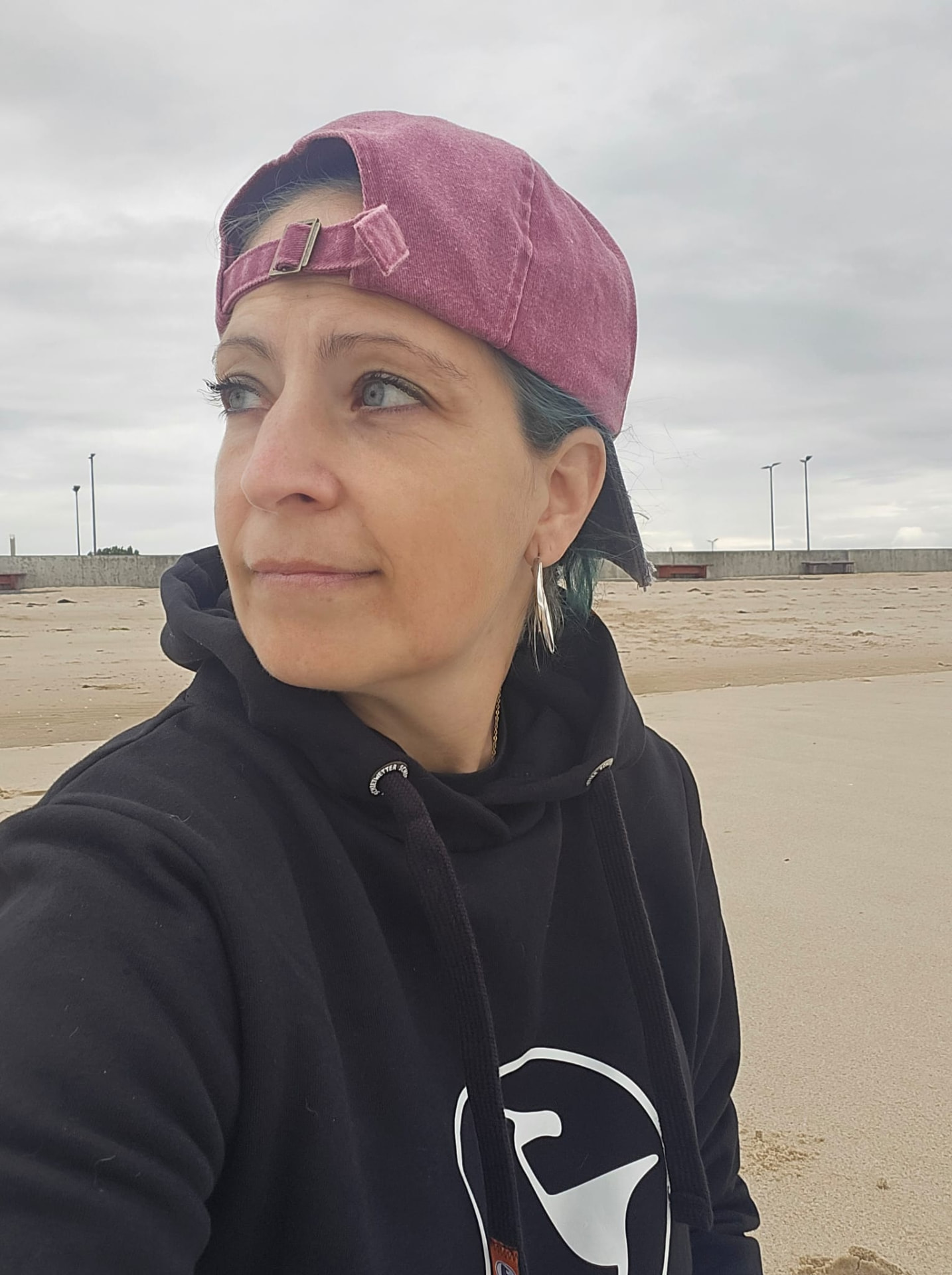 Sara am Strand, mit rückwärts getragener Cap